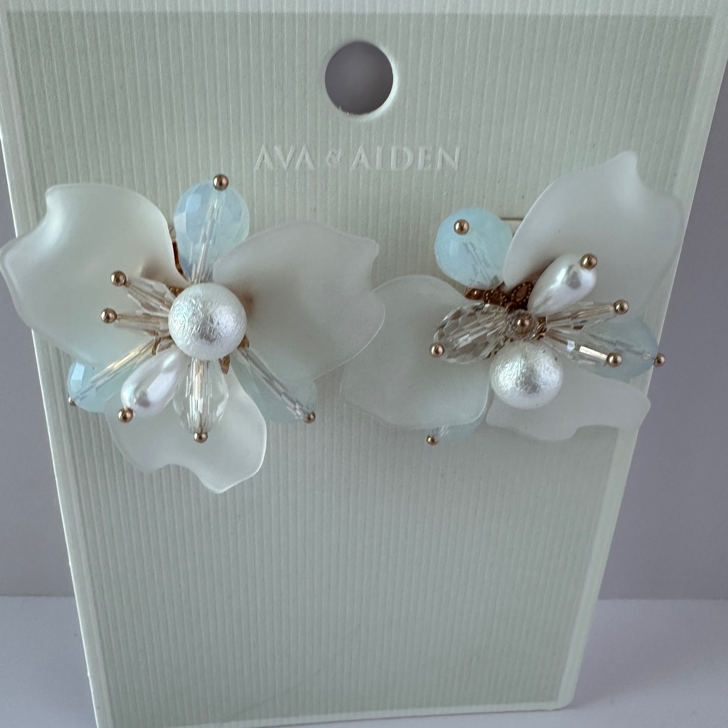 Ava & Aiden White And Gold Floral Accent
